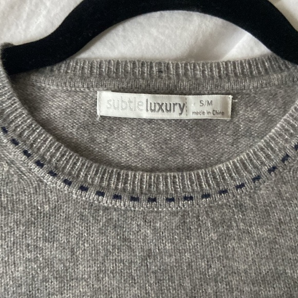 EUC Subtle Luxury Cashmere Crew with Navy Details, S/M - Picture 5 of 6